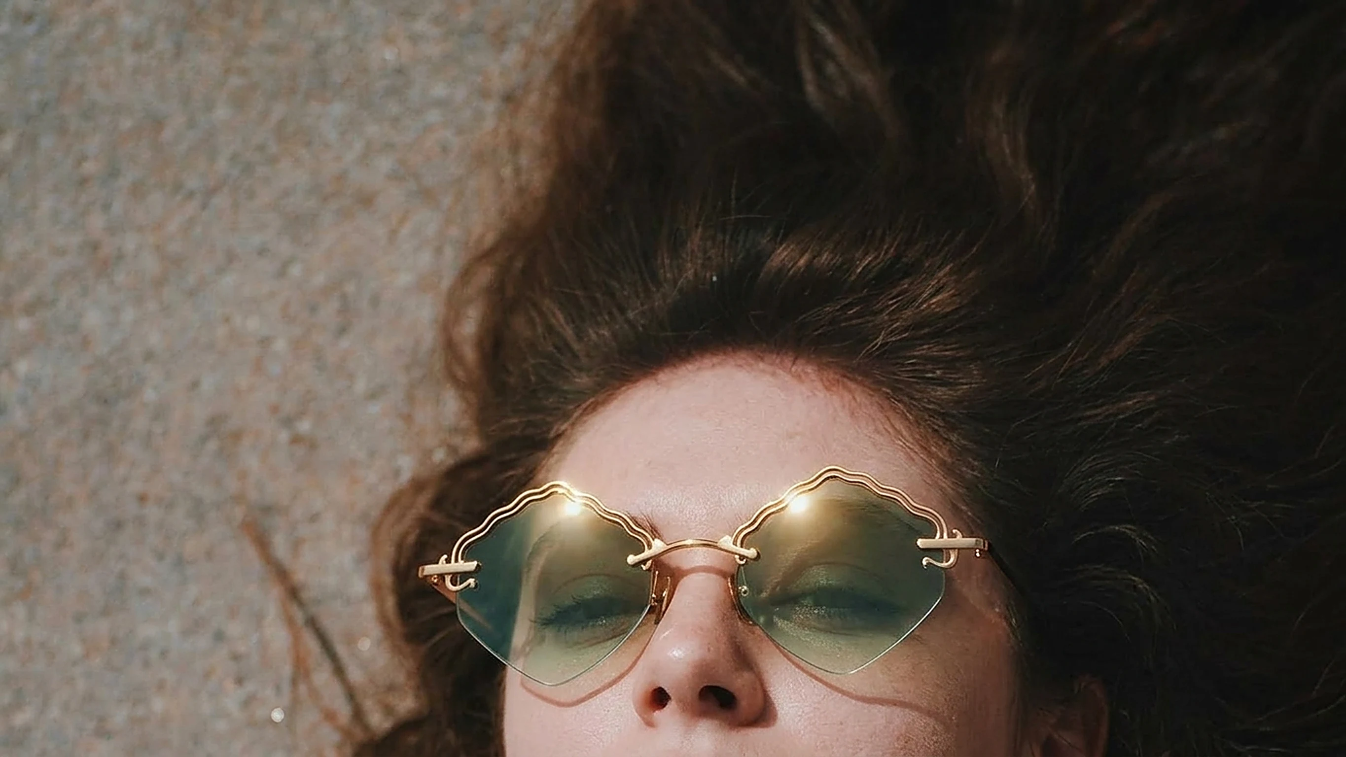 Donna con occhiali da sole Eyepetizer oro con lenti verdi al sole — Stylottica Ceglie